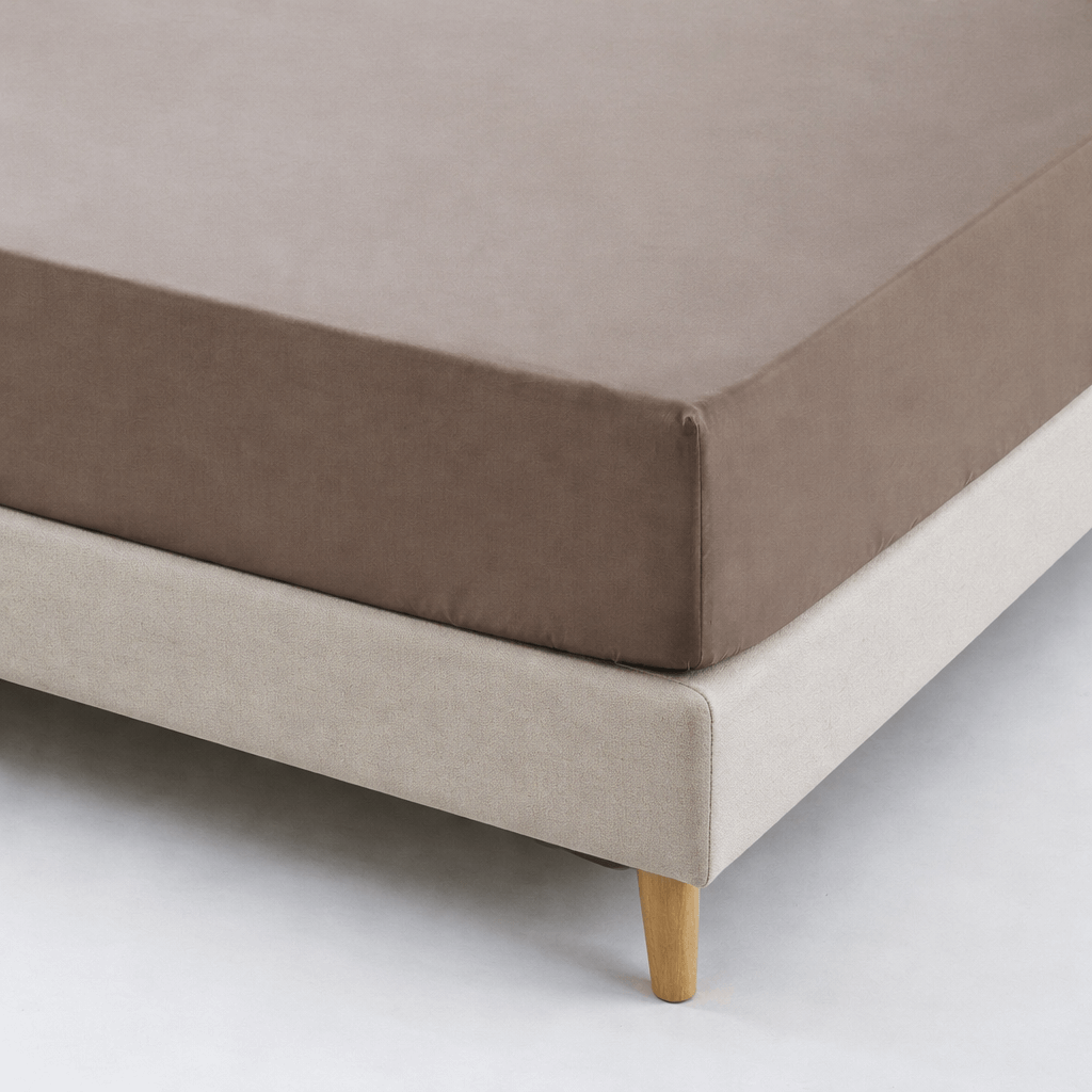Drap housse percale taupe posé sur un lit avec son sommier vue de haut - Ecolinge