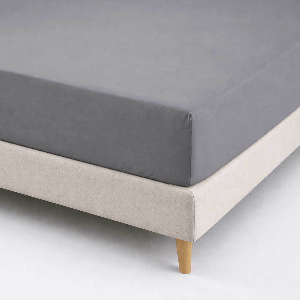 Drap housse percale Gris posé sur un lit avec son sommier vue de haut - Ecolinge