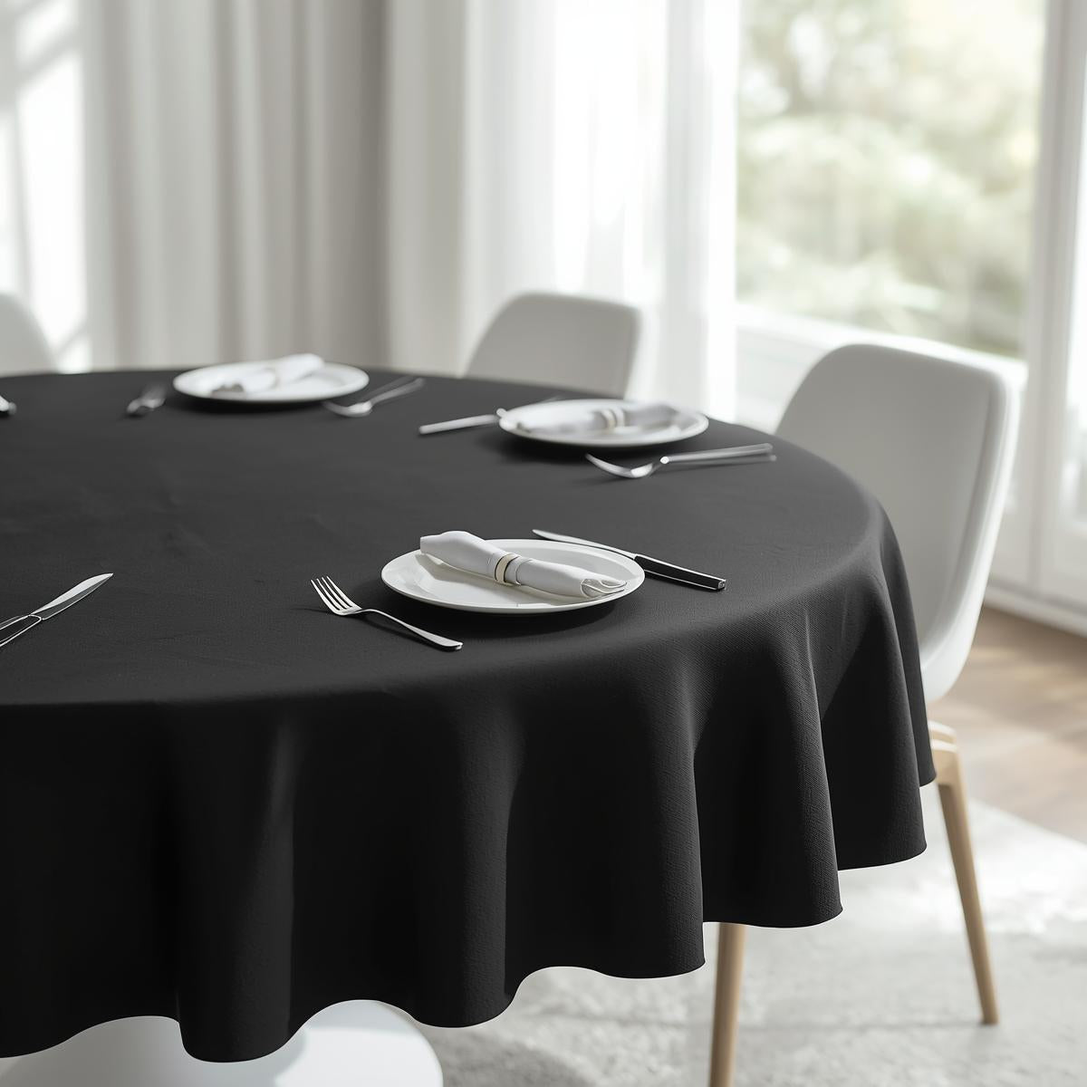 Nappe ronde noire antitache sur table dressée
