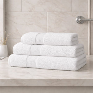 Serviettes de Bain blanc 600g Elégance empilées sur un meuble de salle de bain - Ecolinge