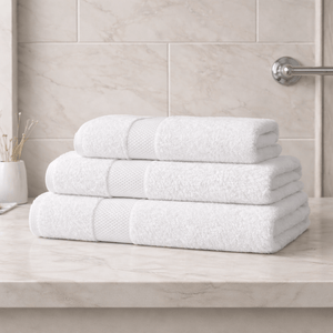 Serviettes de Bain blanc 600g Elégance empilées sur un meuble de salle de bain - Ecolinge