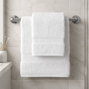 Serviettes de Bain blanc 600g Elégance vue de face dans une salle de bain - Ecolinge