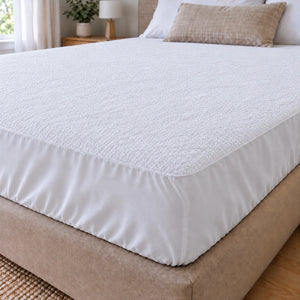 Alèse Hotel Protect blanche sur un matelas, surface éponge et pourtour élastiqué