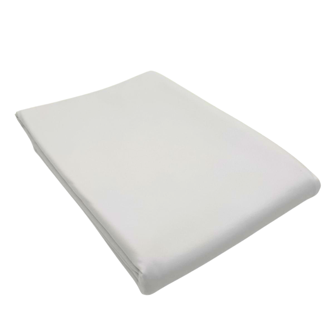Nappe blanche rectangulaire antitache Ecolinge pliée, montrant le tissu polyester infroissable et la couture ourlet propre.