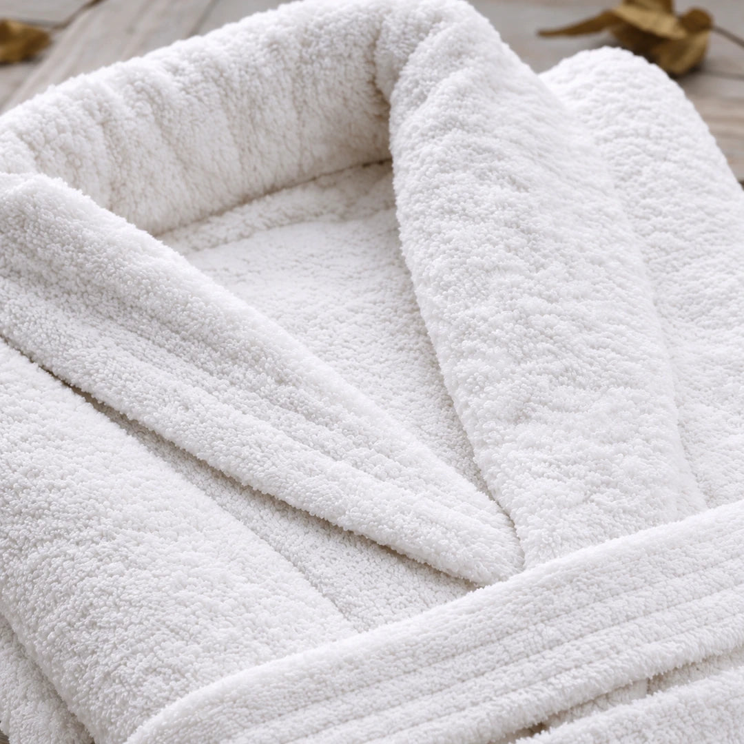 Gros plan sur la texture et les finitions du peignoir en coton